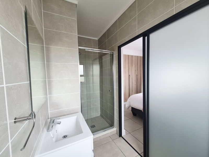 Lock-Up-and-Go Lifestyle – Modern 2 Bedroom Townhouse with Premium Amenities! - Photo 7