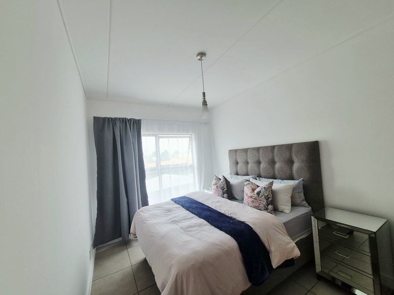 Lock-Up-and-Go Lifestyle – Modern 2 Bedroom Townhouse with Premium Amenities! - Photo 6