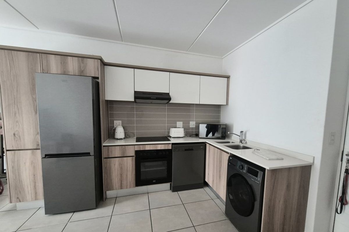 Lock-Up-and-Go Lifestyle – Modern 2 Bedroom Townhouse with Premium Amenities! - Photo 5