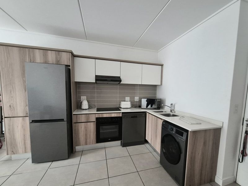 Lock-Up-and-Go Lifestyle – Modern 2 Bedroom Townhouse with Premium Amenities! - Photo 5