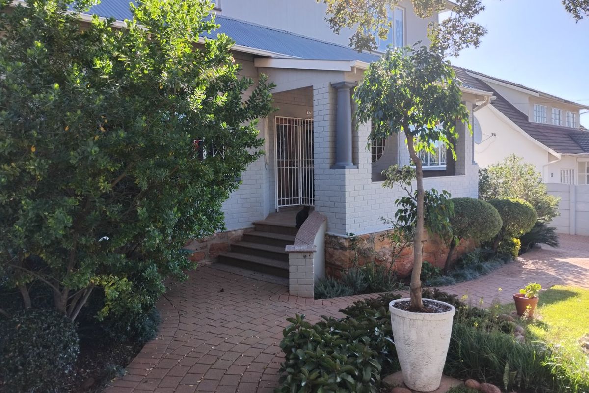 Spacious Double-Storey Beauty with Pool, Cottage & Modern Comforts! - Photo 5