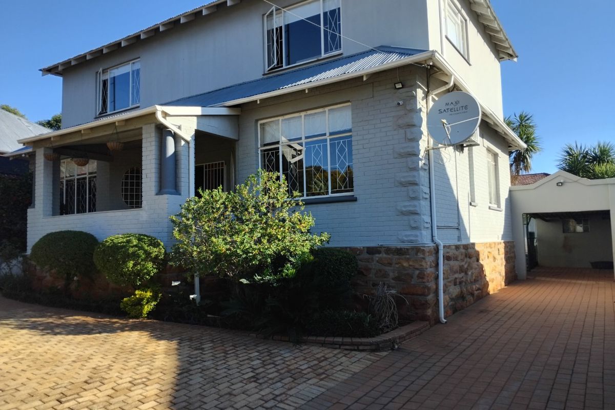 Spacious Double-Storey Beauty with Pool, Cottage & Modern Comforts! - Photo 2