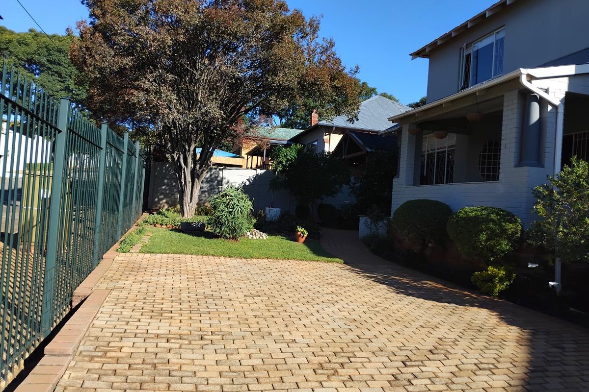 Spacious Double-Storey Beauty with Pool, Cottage & Modern Comforts! - Photo 4