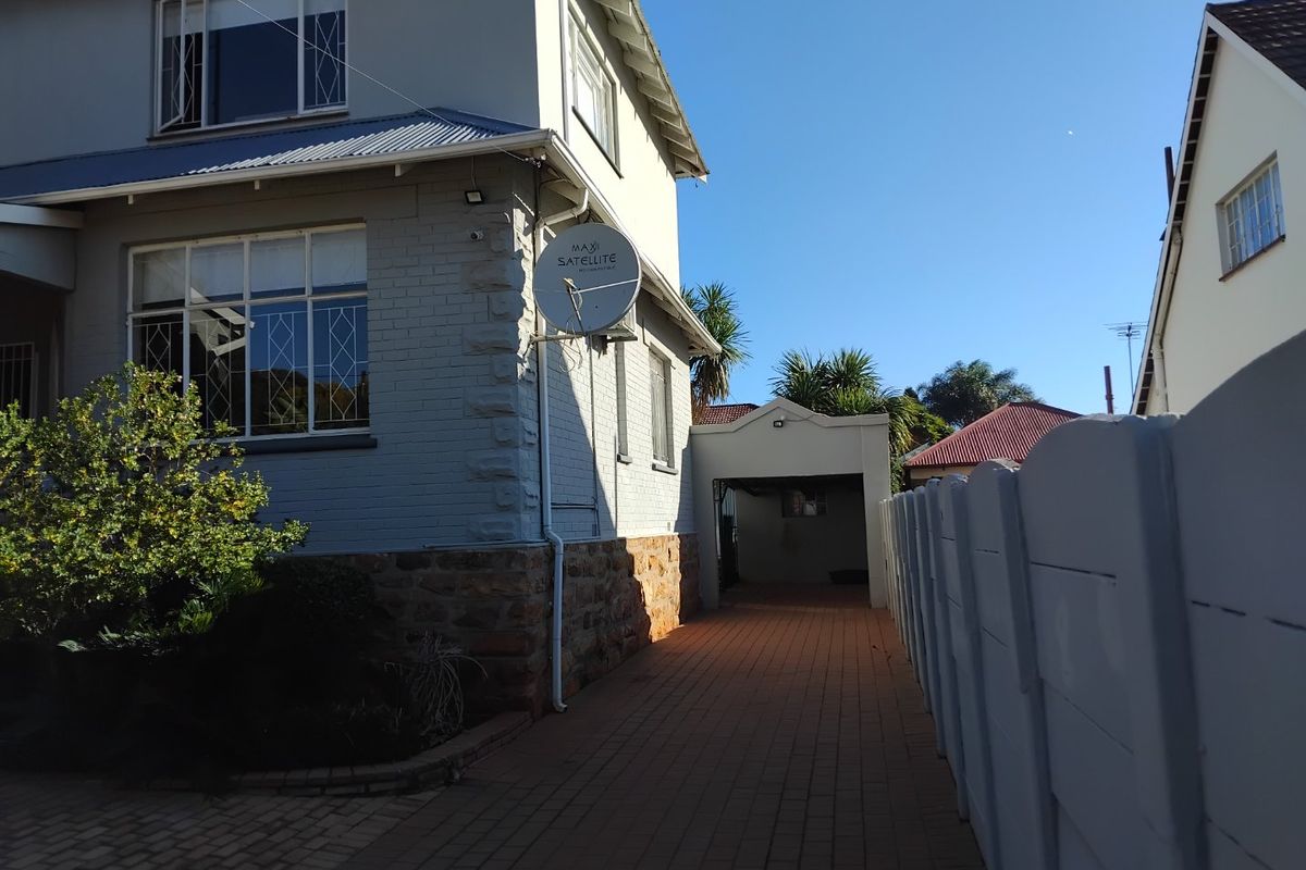 Spacious Double-Storey Beauty with Pool, Cottage & Modern Comforts! - Photo 3