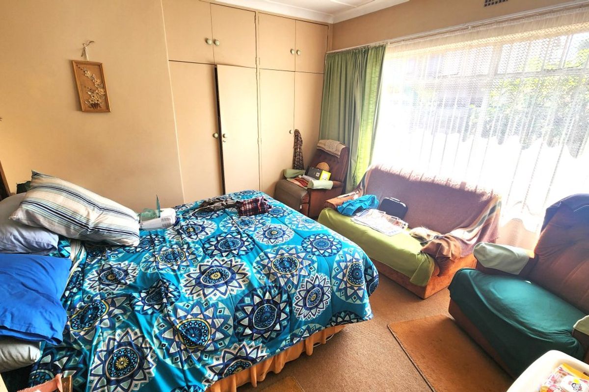 Spacious Family Home with Granny Flat & Income Potential! - Photo 5