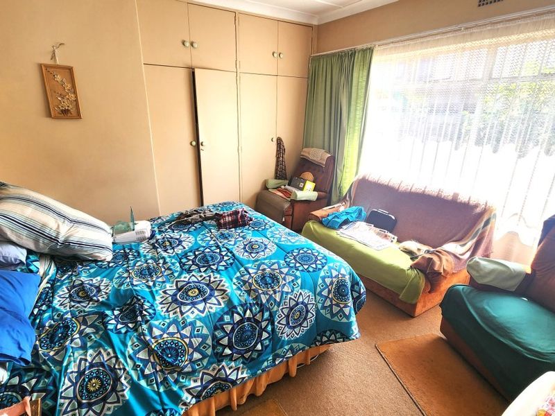 Spacious Family Home with Granny Flat & Income Potential! - Photo 5