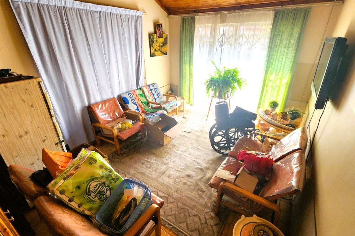 Spacious Family Home with Granny Flat & Income Potential! - Photo 4