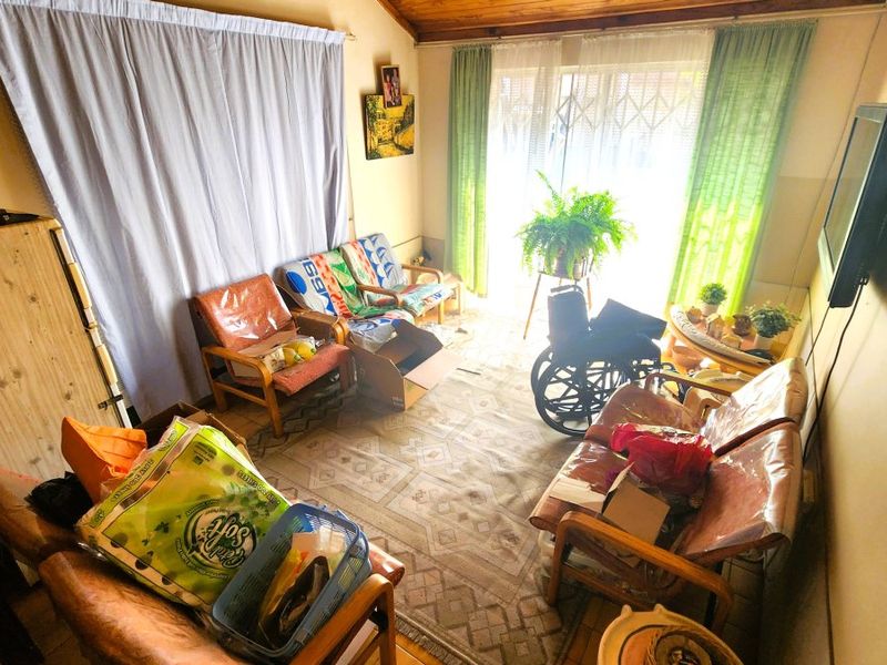 Spacious Family Home with Granny Flat & Income Potential! - Photo 4