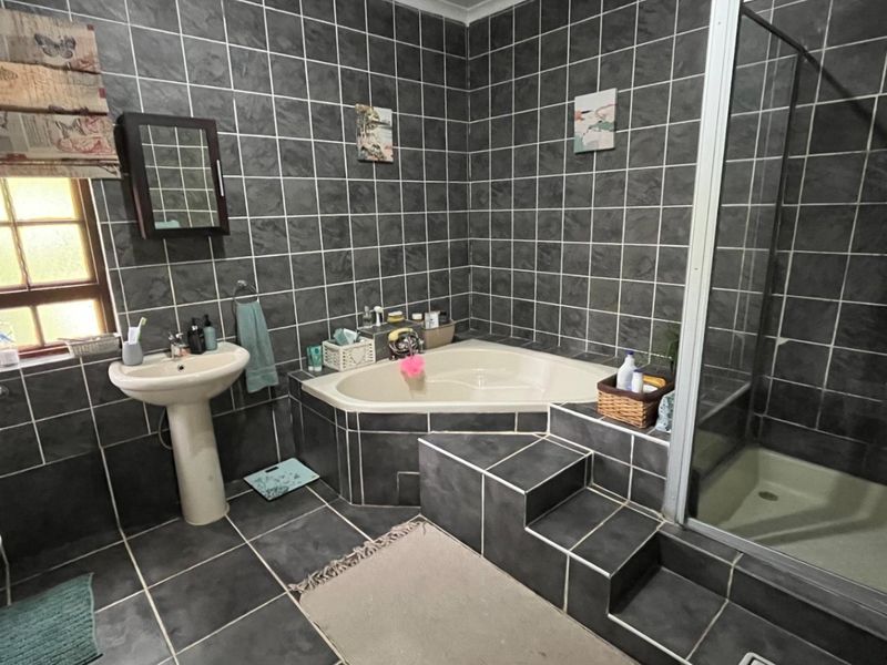 Absolute Perfection! Family home on a Quiet Neighbourhood. - Photo 6