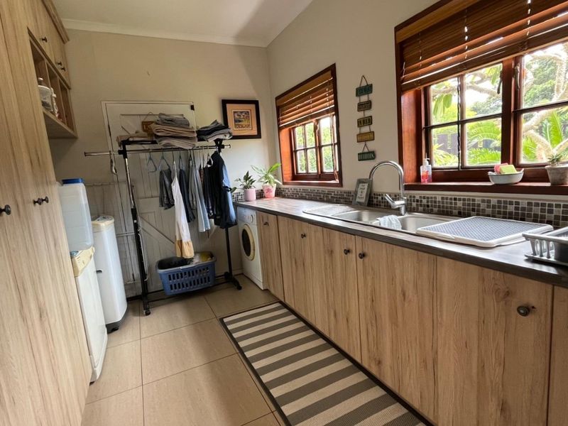 Absolute Perfection! Family home on a Quiet Neighbourhood. - Photo 2