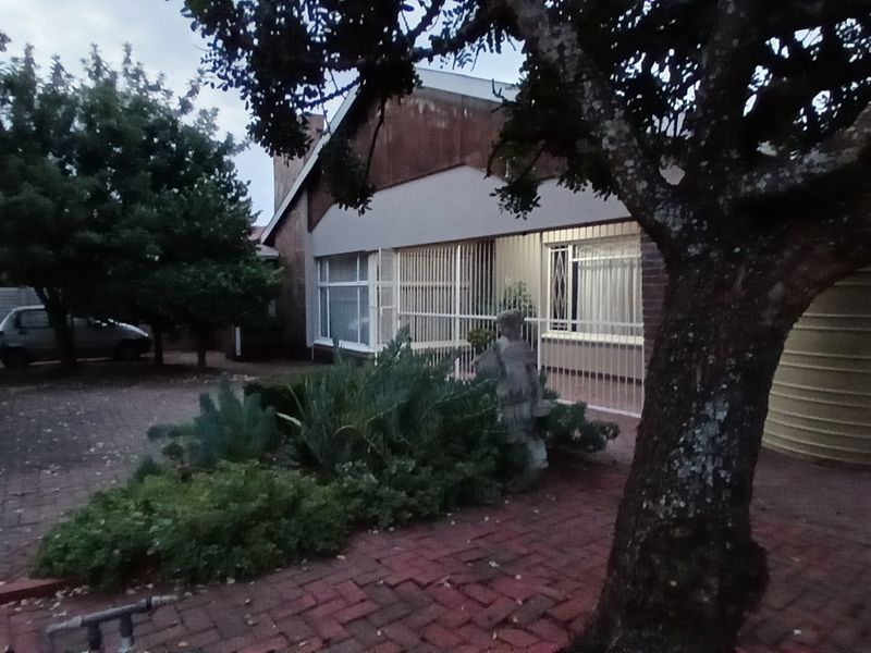 3-Bedroom Family Home with Pool, Enclosed Lapa & Eco-Friendly Features - Photo 2