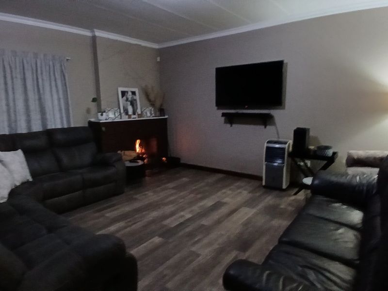3-Bedroom Family Home with Pool, Enclosed Lapa & Eco-Friendly Features - Photo 4
