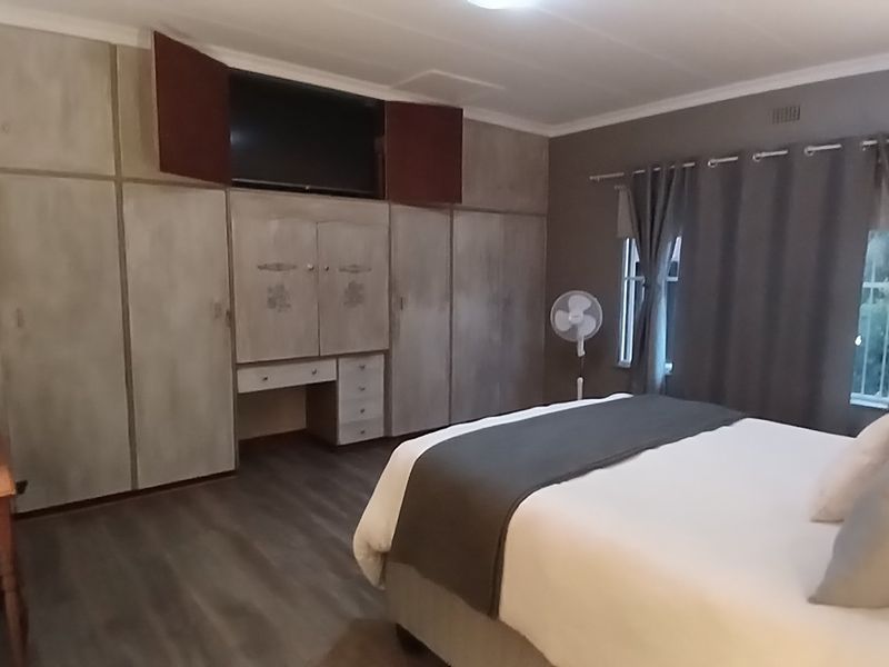 3-Bedroom Family Home with Pool, Enclosed Lapa & Eco-Friendly Features - Photo 9