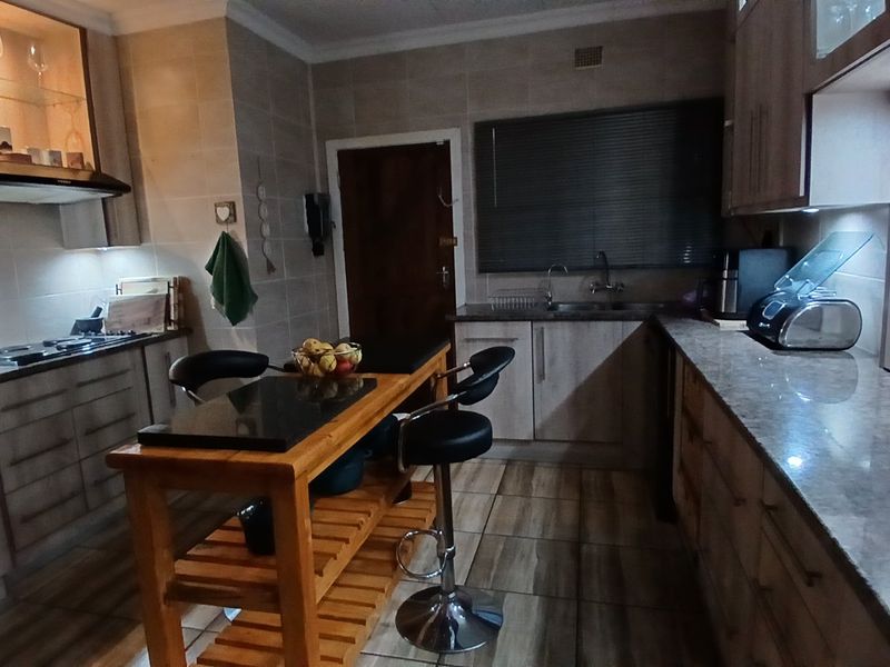 3-Bedroom Family Home with Pool, Enclosed Lapa & Eco-Friendly Features - Photo 8