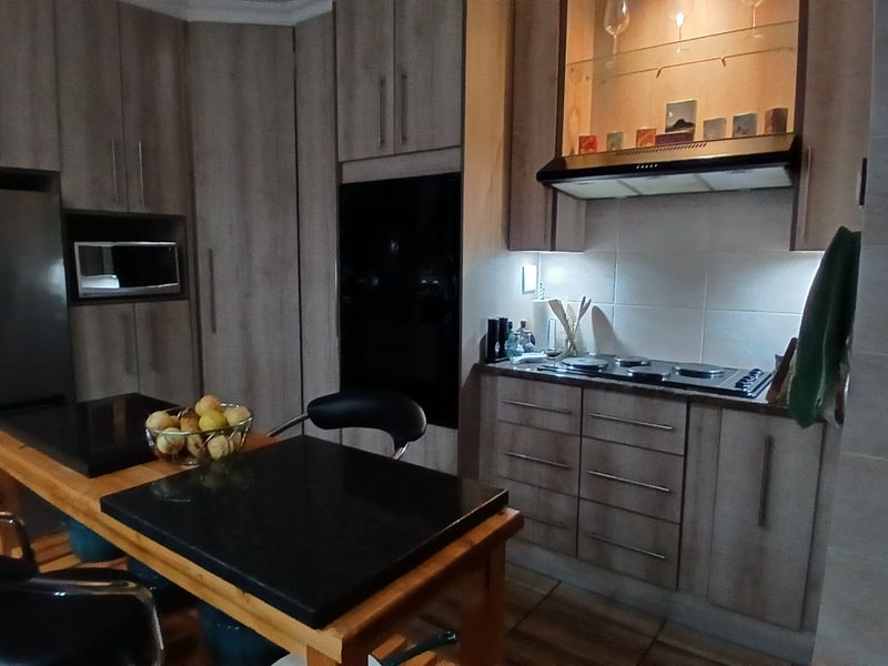 3-Bedroom Family Home with Pool, Enclosed Lapa & Eco-Friendly Features - Photo 7