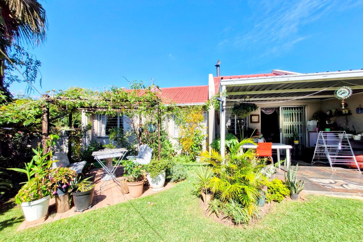 Contemporary  Cluster Home ,,,,,,,,,, 3 Bedrooms ,,2 Bathrooms   Spacious  Kitchen Stunning Garden - Photo 3