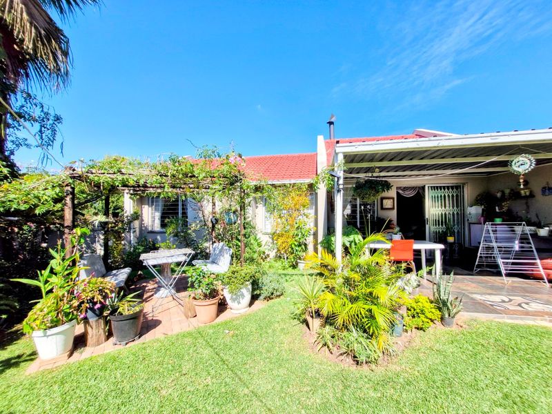 Contemporary  Cluster Home ,,,,,,,,,, 3 Bedrooms ,,2 Bathrooms   Spacious  Kitchen Stunning Garden - Photo 3