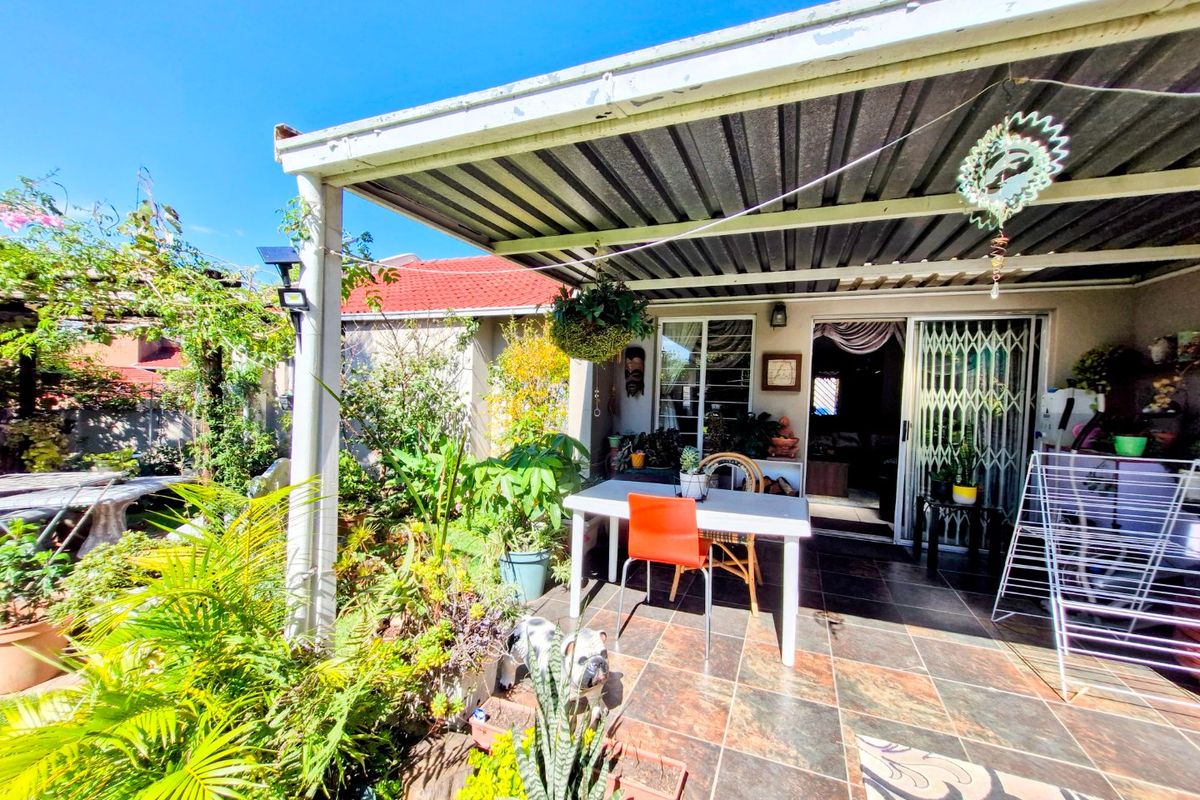 Contemporary  Cluster Home ,,,,,,,,,, 3 Bedrooms ,,2 Bathrooms   Spacious  Kitchen Stunning Garden - Photo 4
