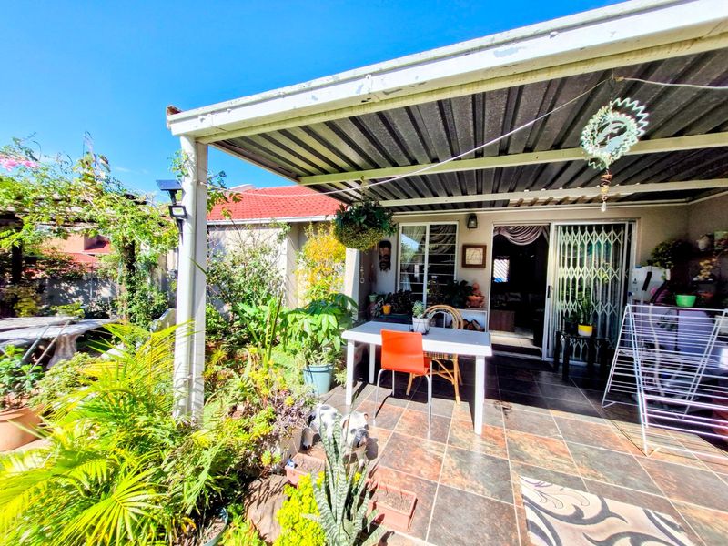 Contemporary  Cluster Home ,,,,,,,,,, 3 Bedrooms ,,2 Bathrooms   Spacious  Kitchen Stunning Garden - Photo 4