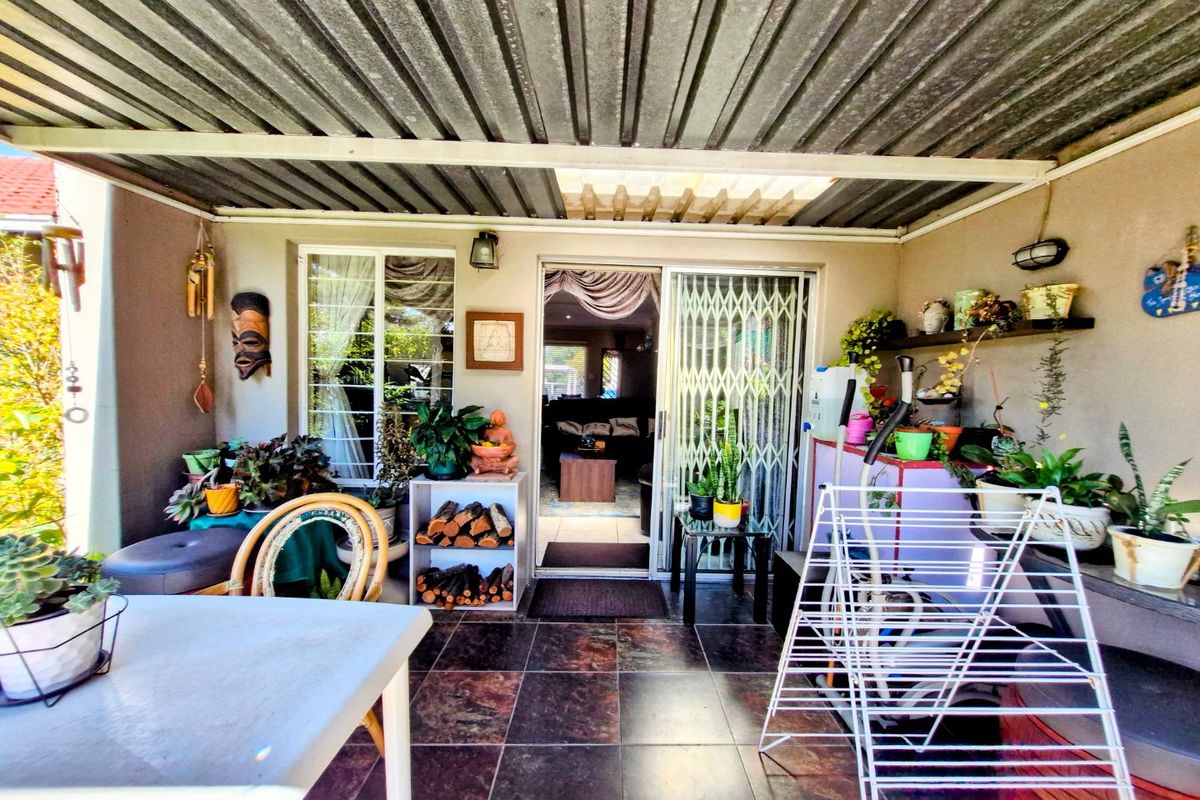 Contemporary  Cluster Home ,,,,,,,,,, 3 Bedrooms ,,2 Bathrooms   Spacious  Kitchen Stunning Garden - Photo 5