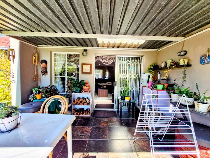 Contemporary  Cluster Home ,,,,,,,,,, 3 Bedrooms ,,2 Bathrooms   Spacious  Kitchen Stunning Garden - Photo 5