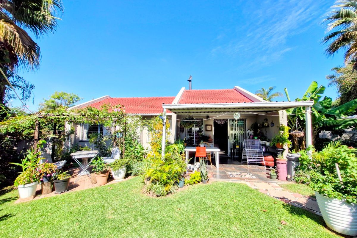 Contemporary  Cluster Home ,,,,,,,,,, 3 Bedrooms ,,2 Bathrooms   Spacious  Kitchen Stunning Garden - Photo 2