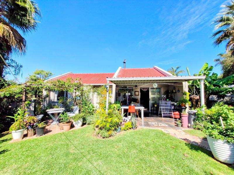 Contemporary  Cluster Home ,,,,,,,,,, 3 Bedrooms ,,2 Bathrooms   Spacious  Kitchen Stunning Garden - Photo 2
