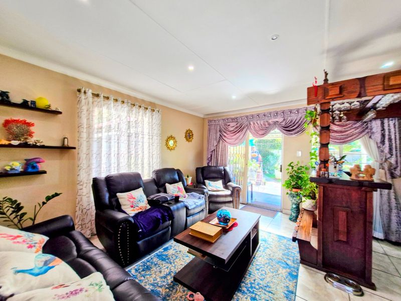 Contemporary  Cluster Home ,,,,,,,,,, 3 Bedrooms ,,2 Bathrooms   Spacious  Kitchen Stunning Garden - Photo 10
