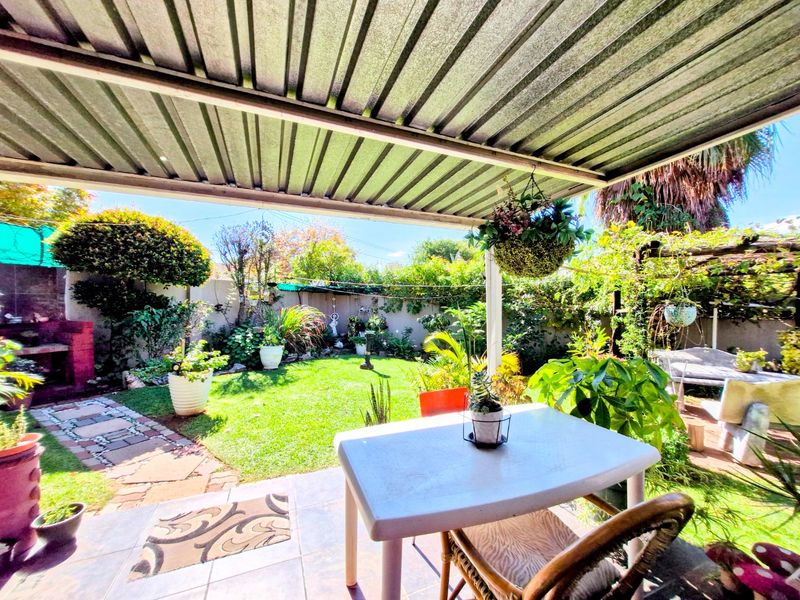 Contemporary  Cluster Home ,,,,,,,,,, 3 Bedrooms ,,2 Bathrooms   Spacious  Kitchen Stunning Garden - Photo 9