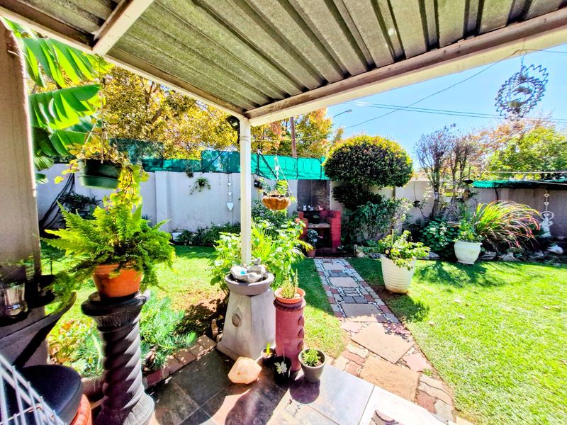 Contemporary  Cluster Home ,,,,,,,,,, 3 Bedrooms ,,2 Bathrooms   Spacious  Kitchen Stunning Garden - Photo 8
