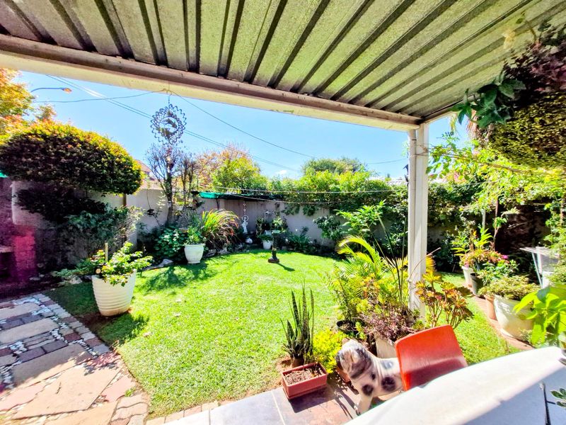 Contemporary  Cluster Home ,,,,,,,,,, 3 Bedrooms ,,2 Bathrooms   Spacious  Kitchen Stunning Garden - Photo 7