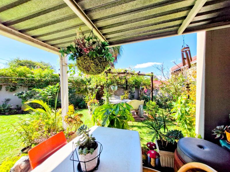 Contemporary  Cluster Home ,,,,,,,,,, 3 Bedrooms ,,2 Bathrooms   Spacious  Kitchen Stunning Garden - Photo 6