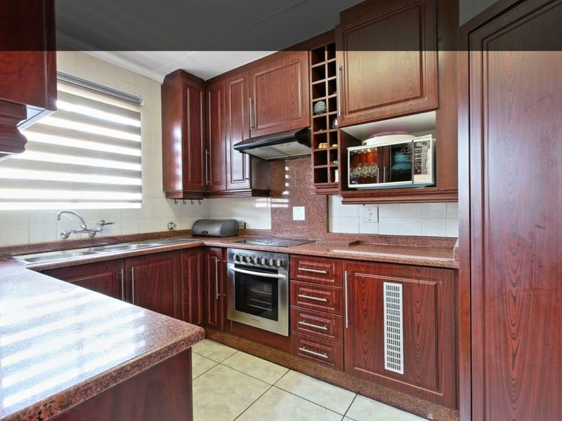 Contemporary  Cluster Home ,,,,,,,,,, 3 Bedrooms ,,2 Bathrooms   Spacious  Kitchen Stunning Garden - Photo 2