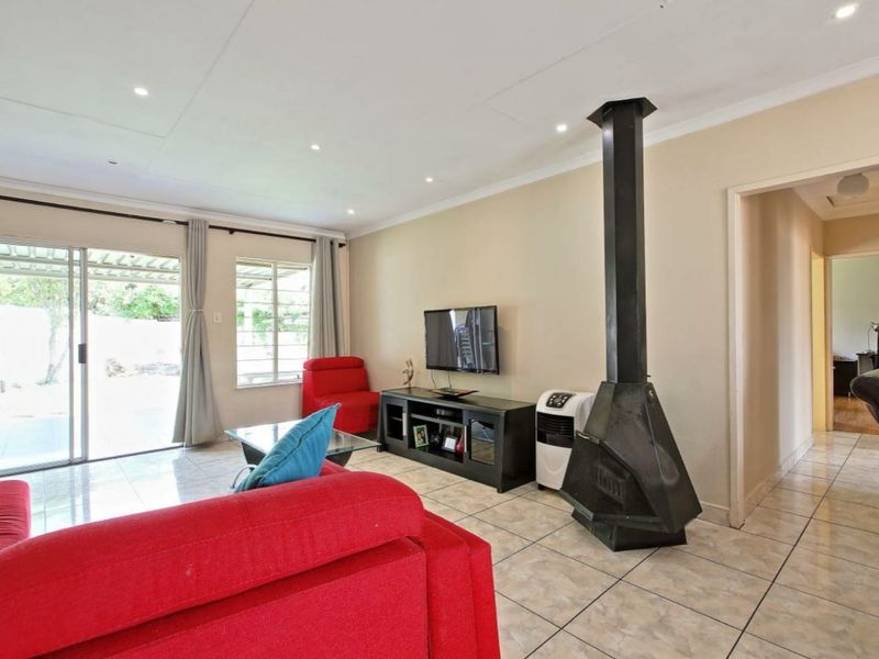 Contemporary  Cluster Home ,,,,,,,,,, 3 Bedrooms ,,2 Bathrooms   Spacious  Kitchen Stunning Garden - Photo 1