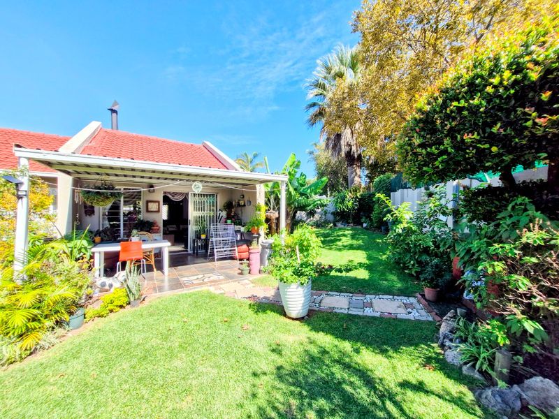 Contemporary  Cluster Home ,,,,,,,,,, 3 Bedrooms ,,2 Bathrooms   Spacious  Kitchen Stunning Garden - Photo 3