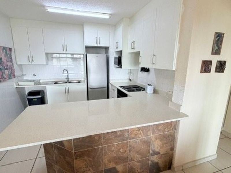 Beautiful Top-Floor Apartment With Truly Breathtaking Ocean Views - Photo 8