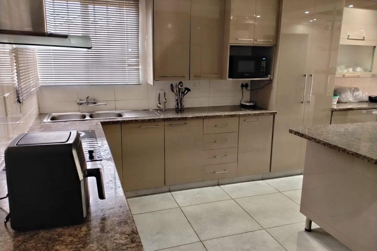 Elegant Arcata Estate Family Home in Bloemfontein - Photo 4