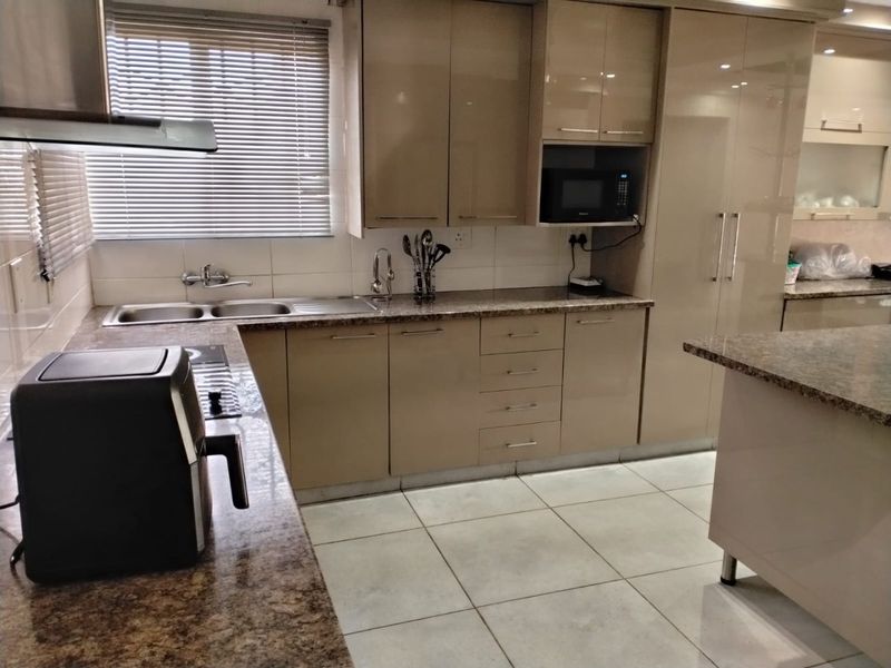 Elegant Arcata Estate Family Home in Bloemfontein - Photo 4