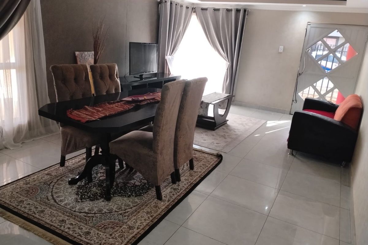 Elegant Arcata Estate Family Home in Bloemfontein - Photo 5