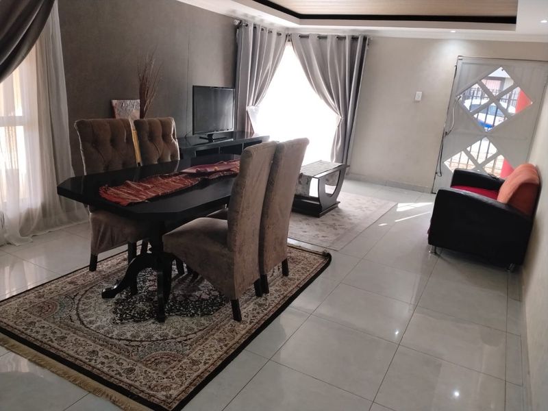 Elegant Arcata Estate Family Home in Bloemfontein - Photo 5