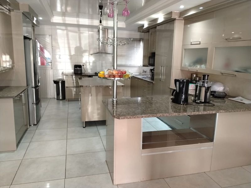 Elegant Arcata Estate Family Home in Bloemfontein - Photo 7