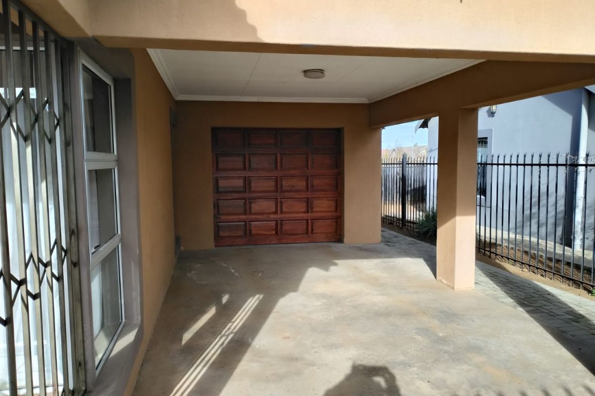 Elegant Arcata Estate Family Home in Bloemfontein - Photo 2