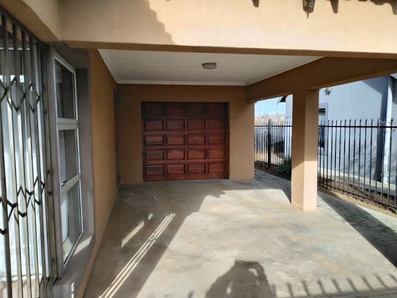 Elegant Arcata Estate Family Home in Bloemfontein - Photo 2
