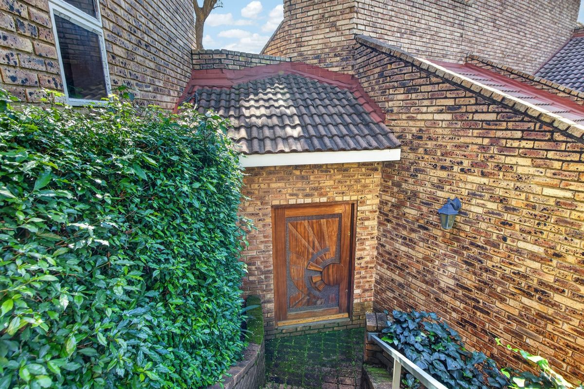 Roodekrans Family Home - 5 Bedrooms 3 Baths PLUS Study - Photo 4