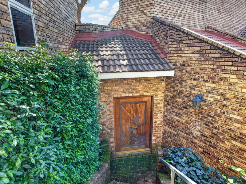 Roodekrans Family Home - 5 Bedrooms 3 Baths PLUS Study - Photo 4