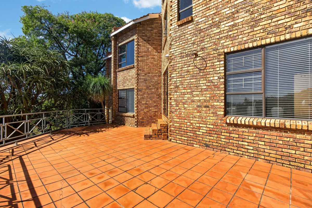 NORTHFACING WITH A VIEW - 5 Bedrooms 3 Baths PLUS Study - Photo 4