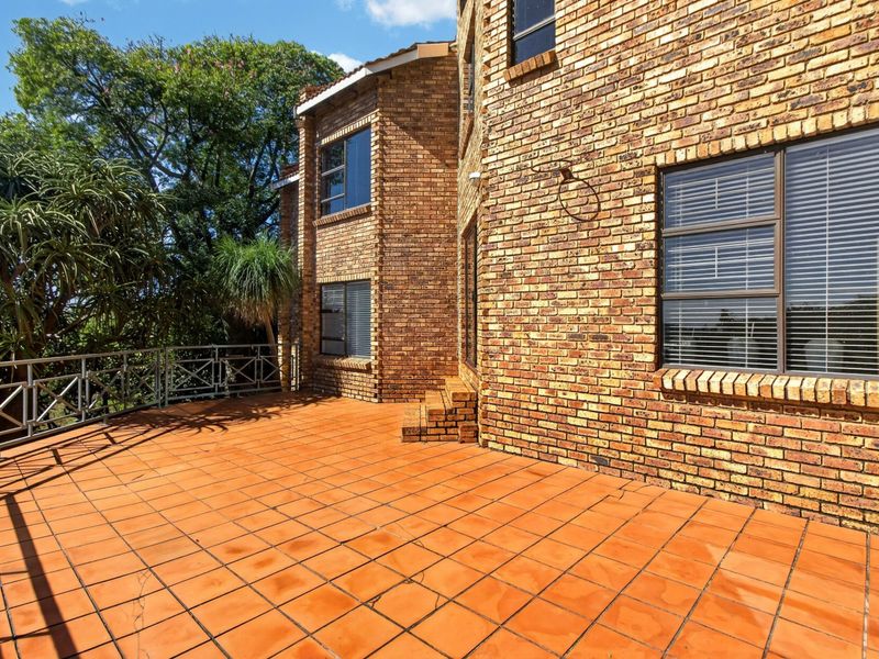 NORTHFACING WITH A VIEW - 5 Bedrooms 3 Baths PLUS Study - Photo 4