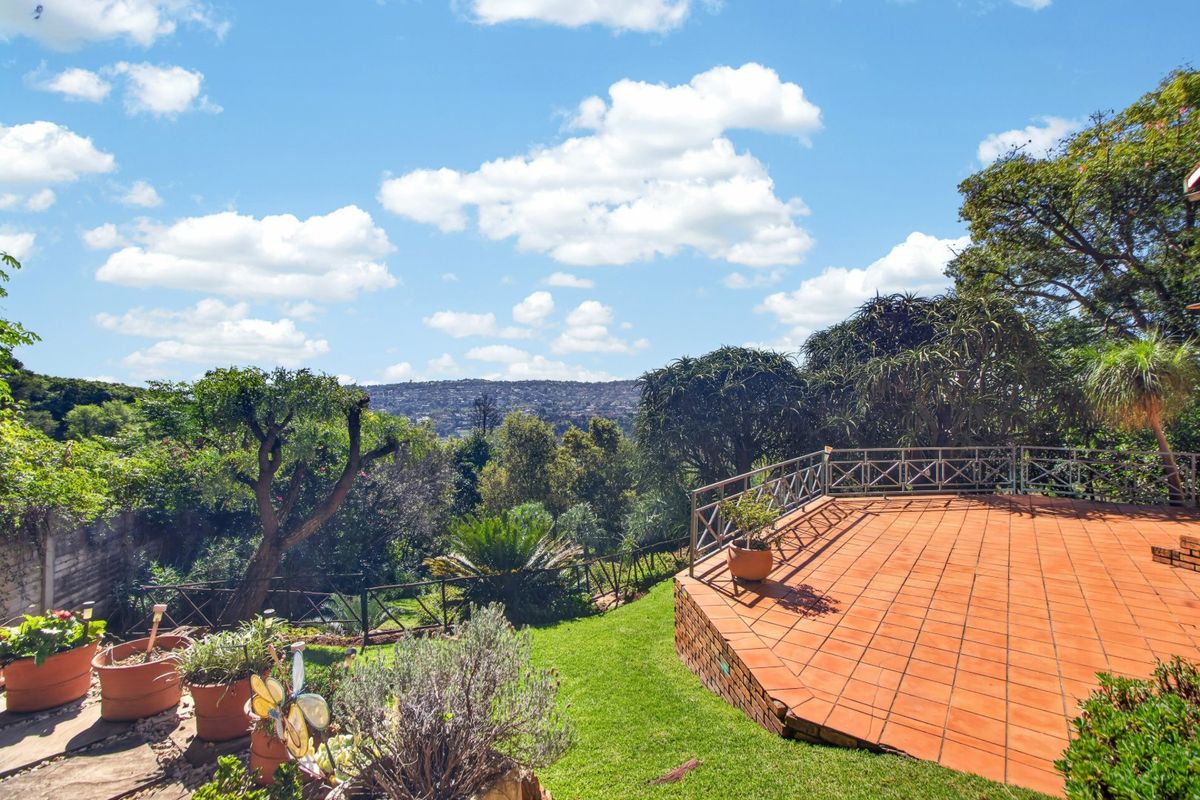 NORTHFACING WITH A VIEW - 5 Bedrooms 3 Baths PLUS Study - Photo 3