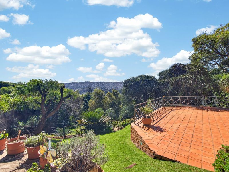 Roodekrans Family Home - 5 Bedrooms 3 Baths PLUS Study - Photo 10