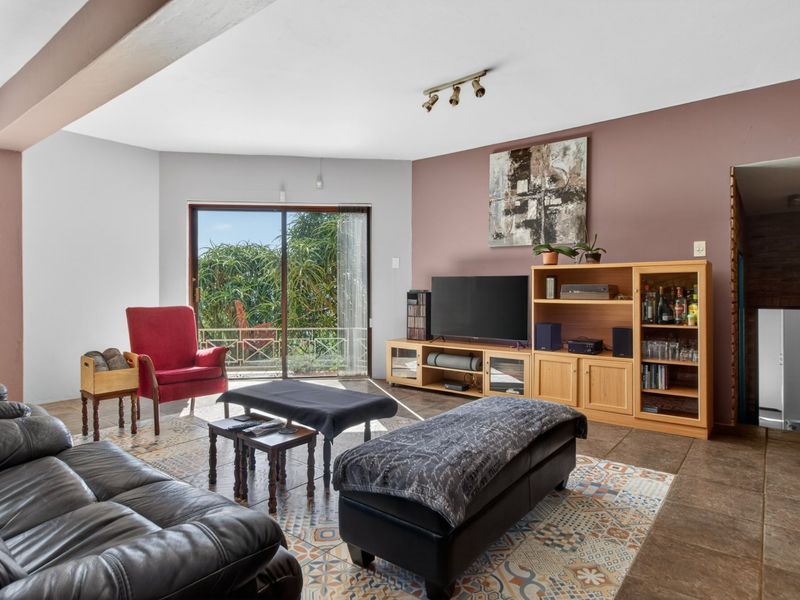 Roodekrans Family Home - 5 Bedrooms 3 Baths PLUS Study - Photo 8